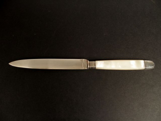 Vente aux enchères TETARD. 12 couteaux en argent poinçon Minerve, manche en nacre, signés