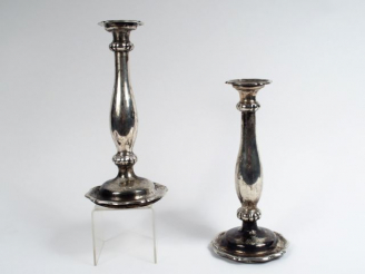 Vente aux enchères Paire de bougeoirs en argent XIXème, monogrammés. Poids : 640 g
