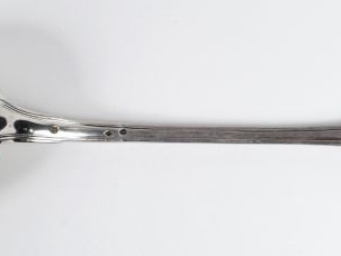 Vente aux enchères Louche en argent Restauration, poinçon Vieillard, modèle à filet. Poid