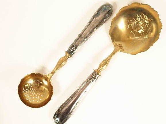 Saupoudroir et pelle à fraise de style Louis XVI en métal doré et arge