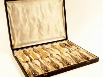 Vente aux enchères 12 couverts à dessert en métal doré et argent fourré de style Louis XV