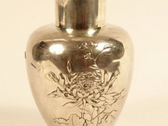 Vente aux enchères Flacon Art Nouveau en argent, à décor de pivoines signé Zeewo. Poids :