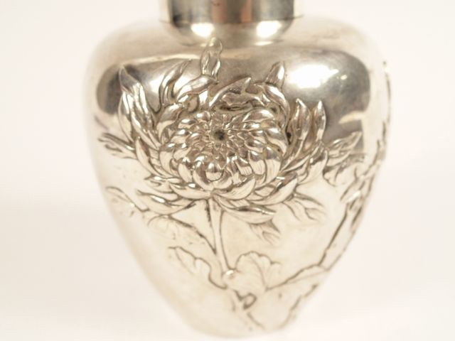 Flacon Art Nouveau en argent, à décor de pivoines signé Zeewo. Poids :