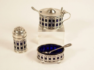 Vente aux enchères MAPPIN AND WEBB. Garniture de table en argent comprenant deux différen