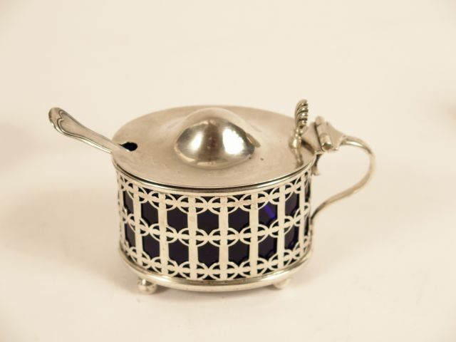 MAPPIN AND WEBB. Garniture de table en argent comprenant deux différen