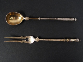 Vente aux enchères Une cuillère en vermeil signée Puiforcat et une fourchette en argent, 