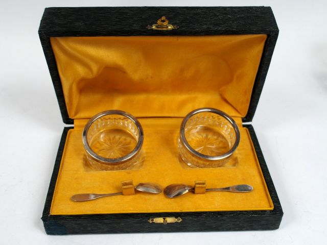Paire de salières en cristal et argent, avec leurs pelles en argent , 