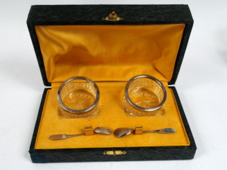 Vente aux enchères Paire de salières en cristal et argent, avec leurs pelles en argent , 