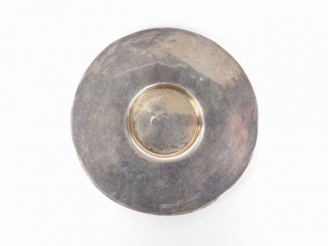 Vente aux enchères Petite assiette 'cardinale' en argent, poinçon Minerve. MO : Puiforcat