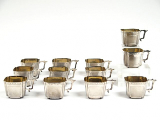 Vente aux enchères 12 tasses à café en argent anglais. Poids : 525 g