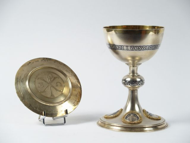 Calice en vermeil au pied orné de quatre médaillons gravés et niellés.