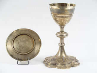 Vente aux enchères Calice en vermeil gravé à fond amati. La base décorée de rinceaux de v