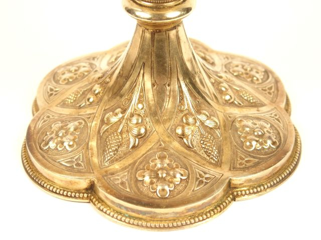 Calice en vermeil, décor en application et repoussé de feuillage et de
