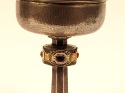 Vente aux enchères Ciboire 1940 en argent martelé, émail polychrome et pierres de couleur