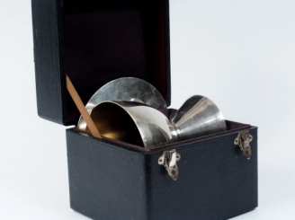 Vente aux enchères Calice moderne en argent et intérieur vermeil avec patène gravée du Ch