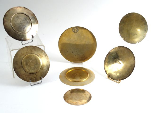 Lot de 7 patènes en vermeil soit : 2 patènes unies. Diam. 15 et 11,5 c