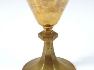Vente aux enchères Calice moderne en laiton. Au centre, bague gravée de lettres latines. 
