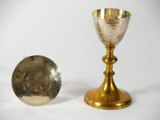 Vente aux enchères Patène et petit calice en vermeil, poinçon Minerve, pied du calice en 