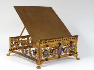 Vente aux enchères Lutrin en métal doré, émaux closonnés à décor du Christ en majesté ent