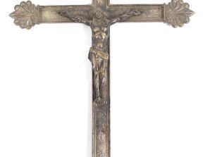 Vente aux enchères Croix de procession en métal plaqué décorée de palmettes. H. 44 cm