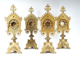 Vente aux enchères Lot de 4 reliquaires en régule dorée de style néo-gothique avec caboch