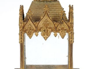 Vente aux enchères Reliquaire néo-gothique en métal doré. H. 25 cm
