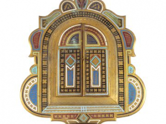 Vente aux enchères Bénitier en bronze émaillé surmonté d'une croix. H. 37 cm
