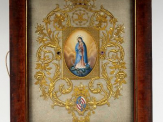 Vente aux enchères Soie brodée de fils d'or et d'argent entourant une miniature figurant 