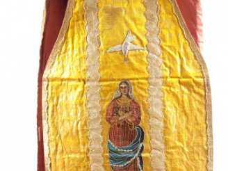 Vente aux enchères Chasuble fin XVIIIème début XIXème en soie jaune. Au dos, croix formée