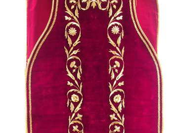 Chasuble en velours rouge. Sur le devant, décor d'entrelacs de feuilla