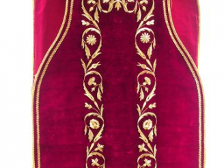 Vente aux enchères Chasuble en velours rouge. Sur le devant, décor d'entrelacs de feuilla
