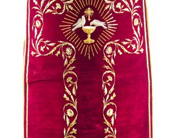 Chasuble en velours rouge. Sur le devant, décor d'entrelacs de feuilla