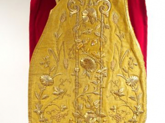Vente aux enchères Chasuble en soie or. Sur le devant riches broderies d'or en relief de 