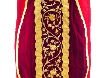 Chasuble en velours rouge. Au dos, croix de galon or décorée d'entrela