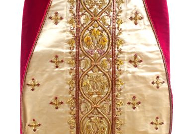Chasuble en soie blanche et rouge. Sur le devant, larges broderies d'e