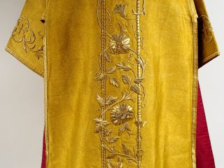Tunique de sous-diacre en soie jaune brodée d'or. Sur le devant, entre