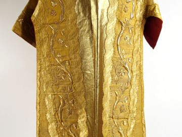 Tunique de sous-diacre en soie jaune et lamé or au centre. La soie jau