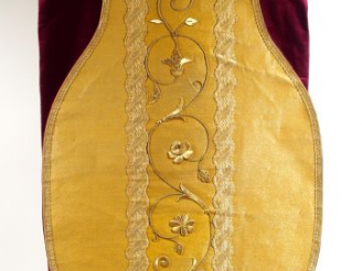 Vente aux enchères Chasuble en soie jaune. Sur le devant, entre deux galons blancs, large