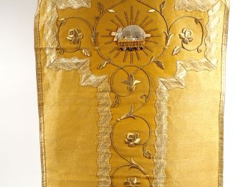 Chasuble en soie jaune. Sur le devant, entre deux galons blancs, large