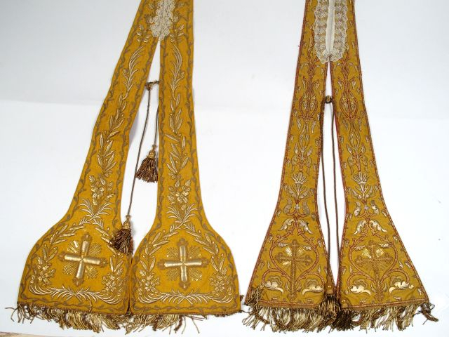 Deux étoles de prêtre en soie jaune, l'une brodée de rinceaux portant 