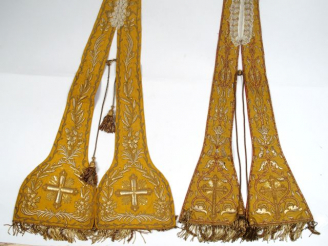 Vente aux enchères Deux étoles de prêtre en soie jaune, l'une brodée de rinceaux portant 