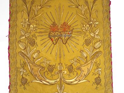 Bannière en soie jaune brodée de fleurs, grenade, lys et épis de blé e