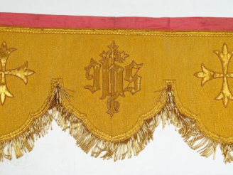 Vente aux enchères Bordure d'autel jaune festonnée avec bandeau supérieur rose. Broderie 