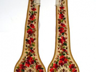 Vente aux enchères Etole en tapisserie aux coquelicots avec croix en perles or et grenat.