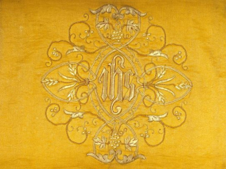 Vente aux enchères Voile huméral en soie or, broderies en or d'entrelacs et d'épis de blé
