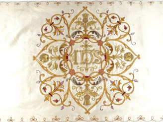 Vente aux enchères Voile huméral en soie blanche brodée d'entrelacs de couleurs et de cha