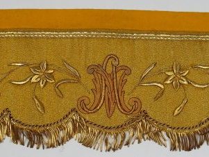 Bordure d'autel en soie or brodée de feuillages et fleurs en or. Au ce
