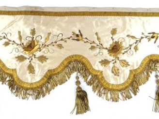 Vente aux enchères Garniture d'autel en soie crème festonnée et brodée de fleurs or. Le b