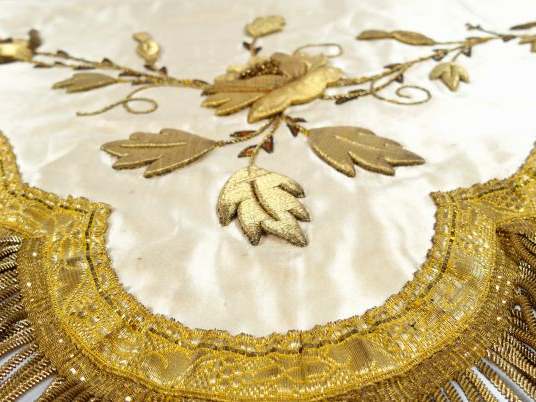 Garniture d'autel en soie crème festonnée et brodée de fleurs or. Le b