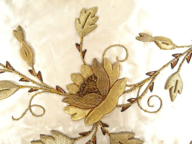 Garniture d'autel en soie crème festonnée et brodée de fleurs or. Le b